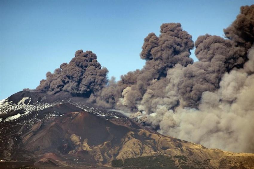 İtalya’da Etna Yanardağı yeniden faaliyete geçti