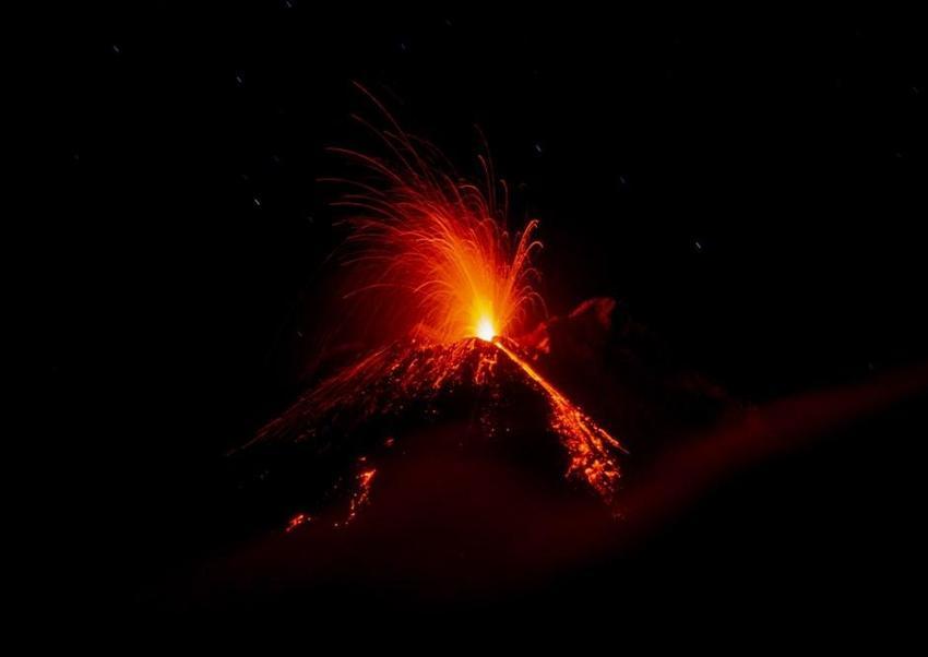 İtalya’da Etna Yanardağı yeniden faaliyete geçti