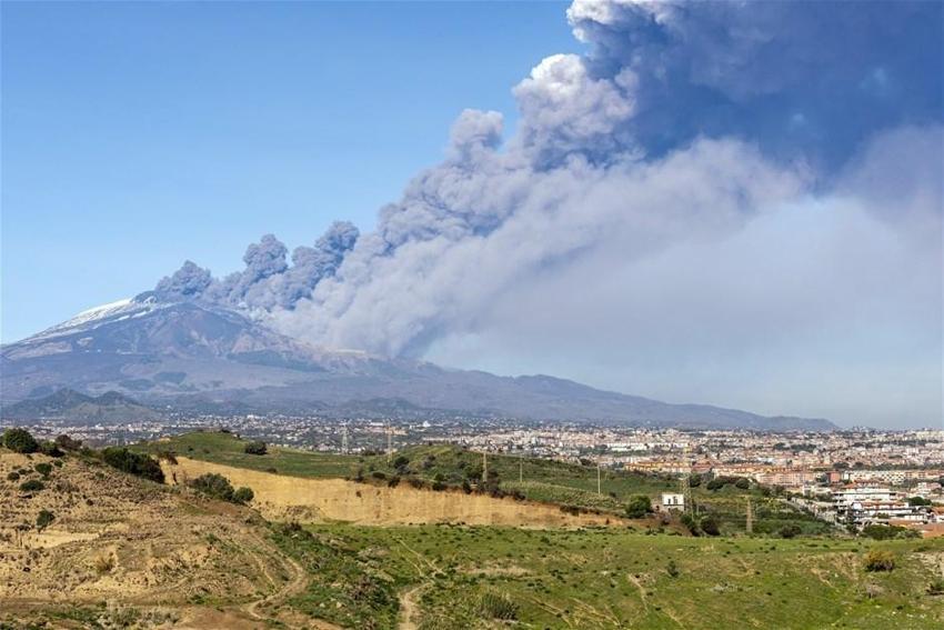 İtalya’da Etna Yanardağı yeniden faaliyete geçti