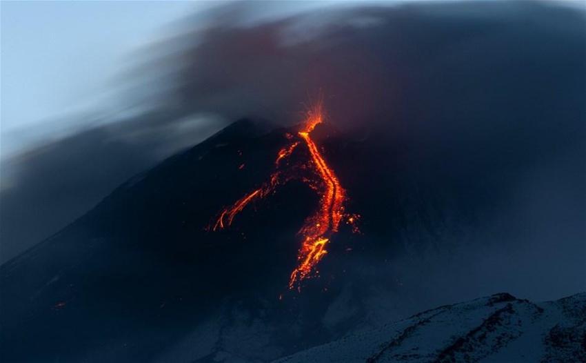 İtalya’da Etna Yanardağı yeniden faaliyete geçti