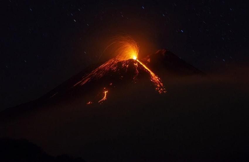 İtalya’da Etna Yanardağı yeniden faaliyete geçti
