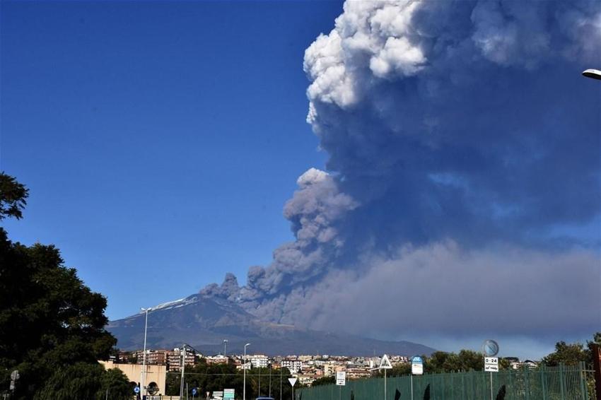 İtalya’da Etna Yanardağı yeniden faaliyete geçti