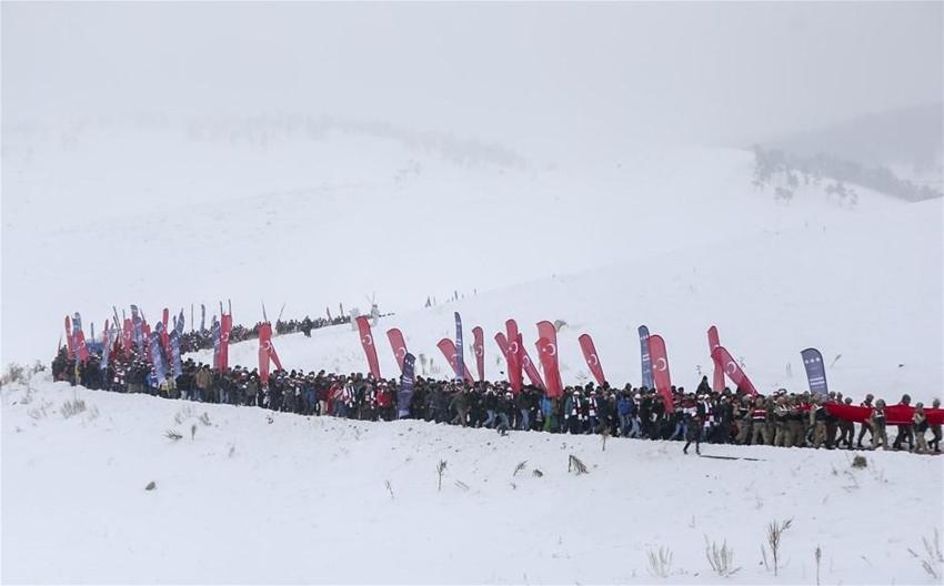Dondurucu soğuğa rağmen binlerce kişi oraya toplandı