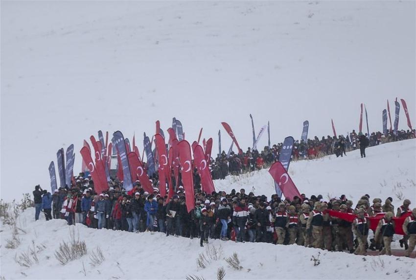 Dondurucu soğuğa rağmen binlerce kişi oraya toplandı