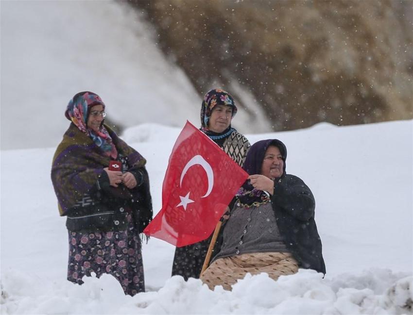 Dondurucu soğuğa rağmen binlerce kişi oraya toplandı