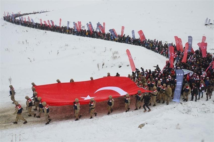 Dondurucu soğuğa rağmen binlerce kişi oraya toplandı