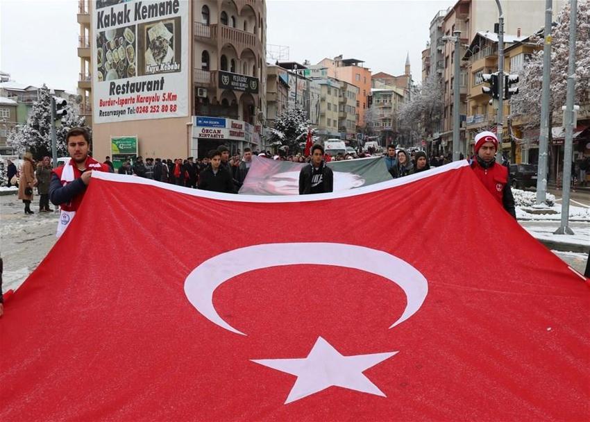 Dondurucu soğuğa rağmen binlerce kişi oraya toplandı