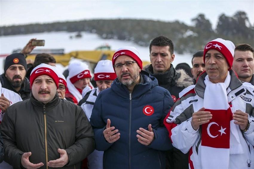 Dondurucu soğuğa rağmen binlerce kişi oraya toplandı