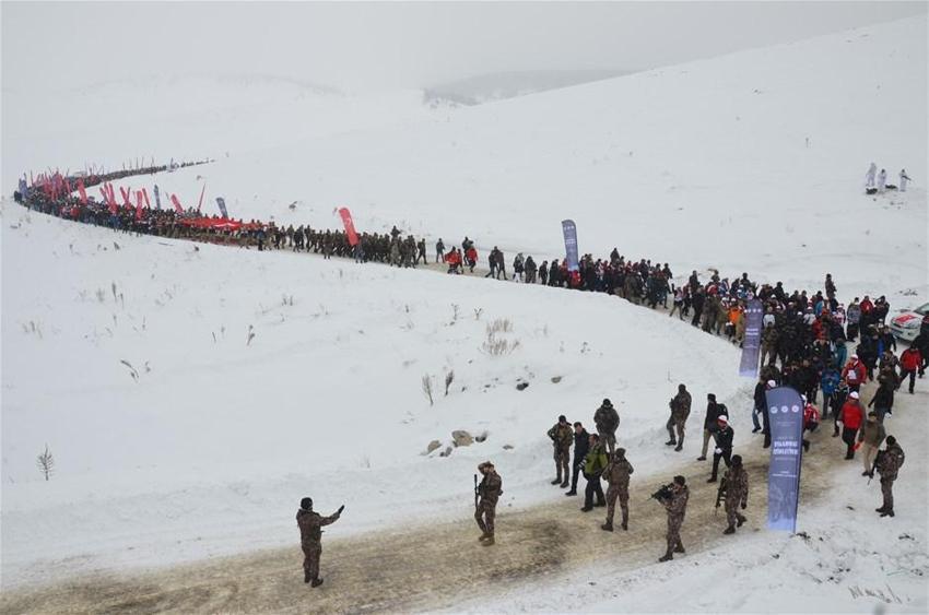 Dondurucu soğuğa rağmen binlerce kişi oraya toplandı