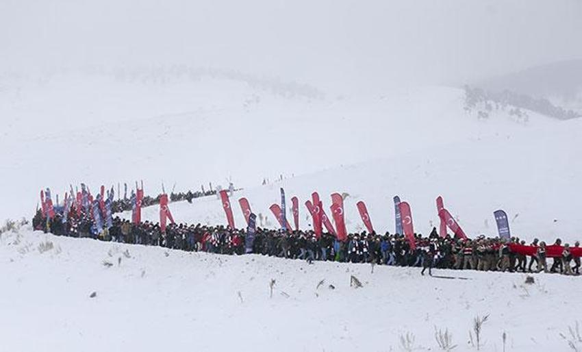 Dondurucu soğuğa rağmen binlerce kişi oraya toplandı