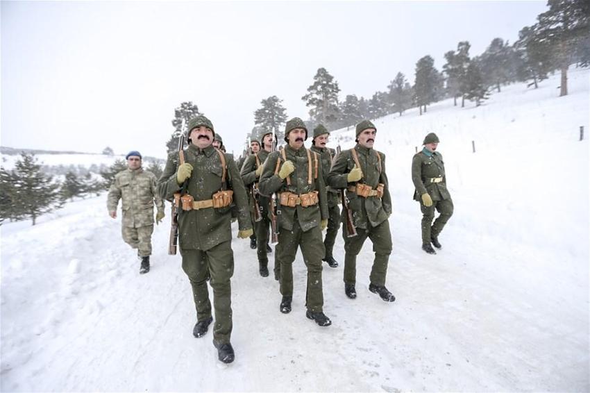 Dondurucu soğuğa rağmen binlerce kişi oraya toplandı