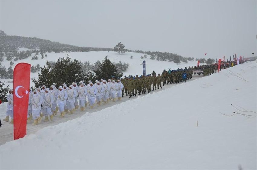 Dondurucu soğuğa rağmen binlerce kişi oraya toplandı
