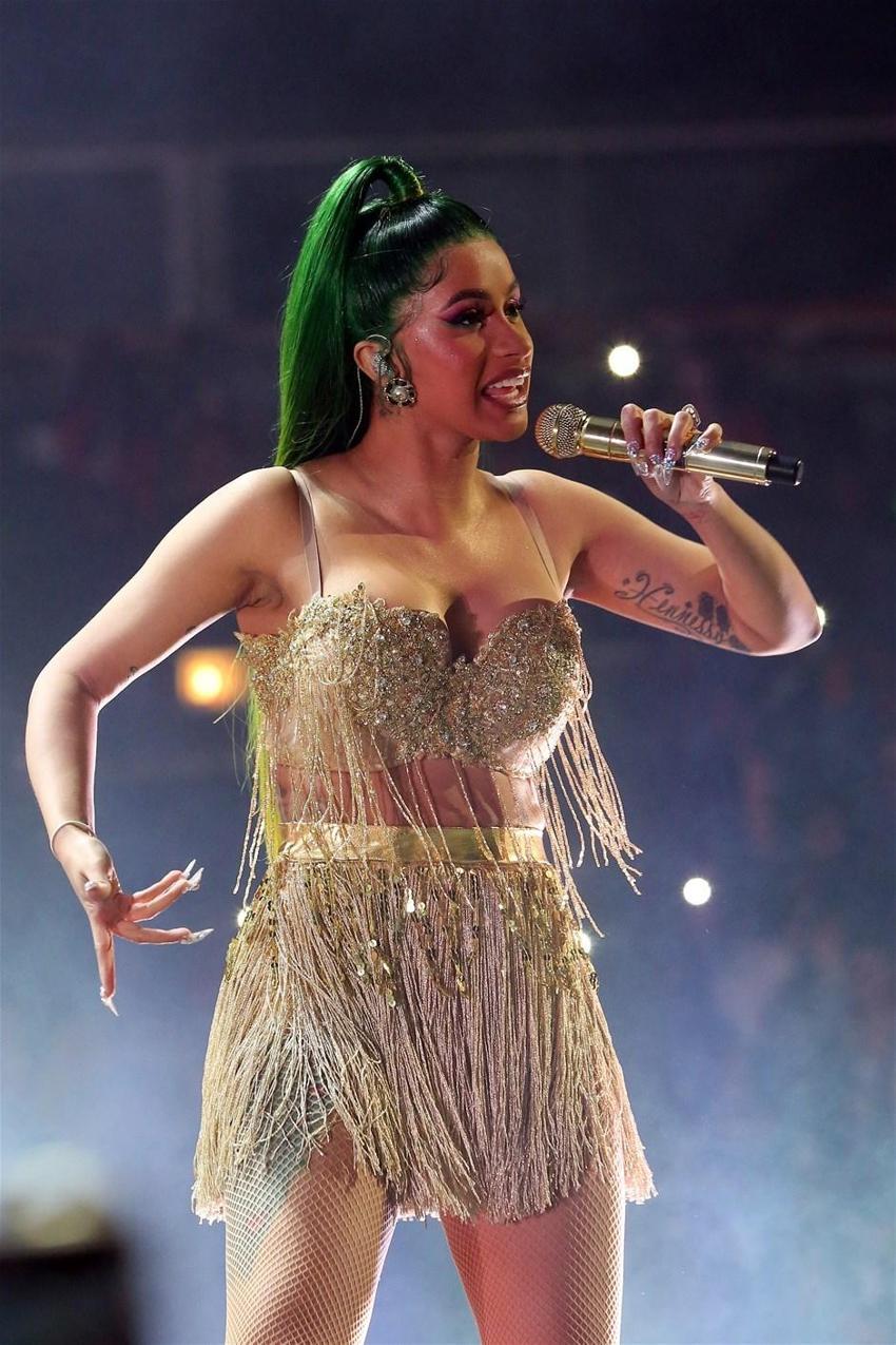 Cardi B’nin şaşırtan saçları