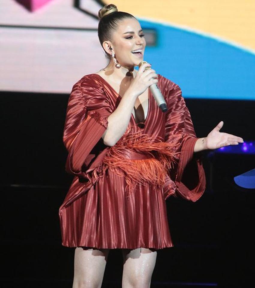 Kırmızılı kadın Merve Özbey!