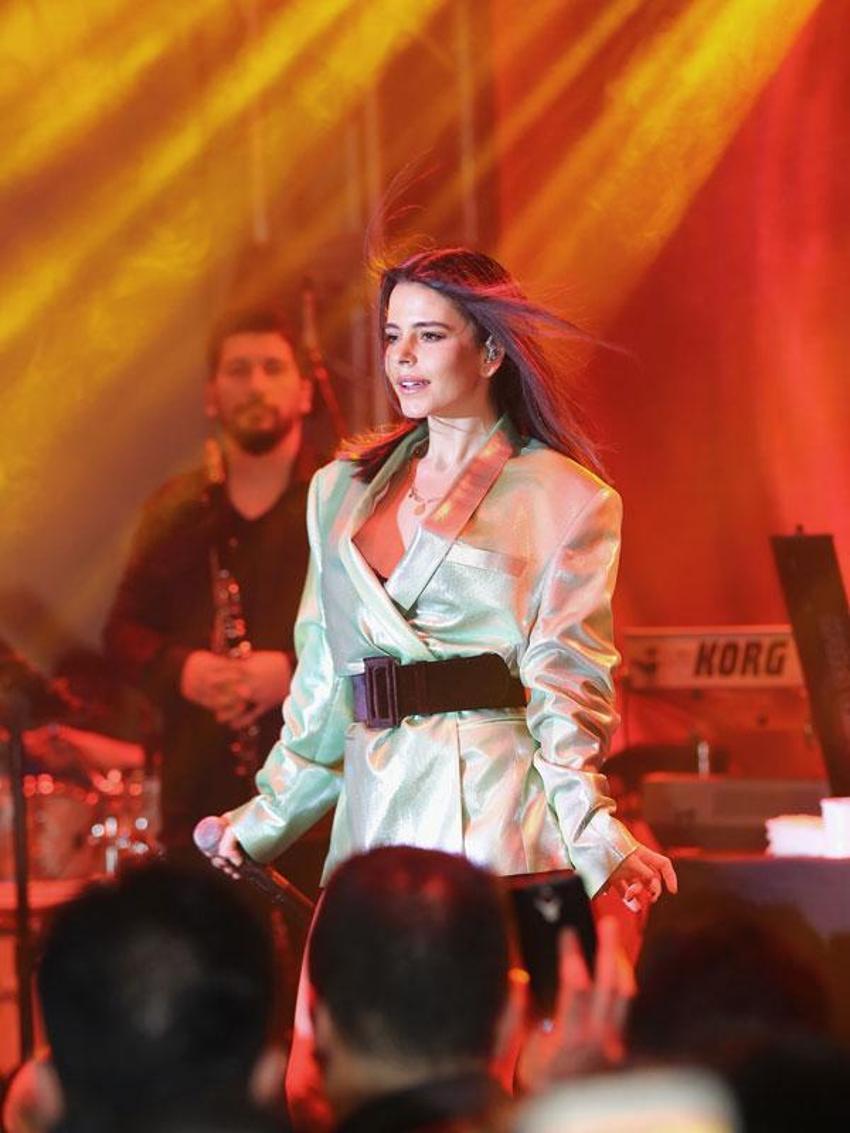 Simge süper mini şortla sahnede