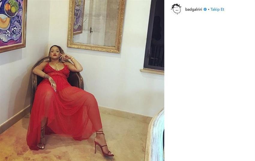 Rihanna'nın cüretkaz pozu nefes kesti