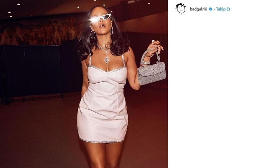 Rihanna'nın cüretkaz pozu nefes kesti