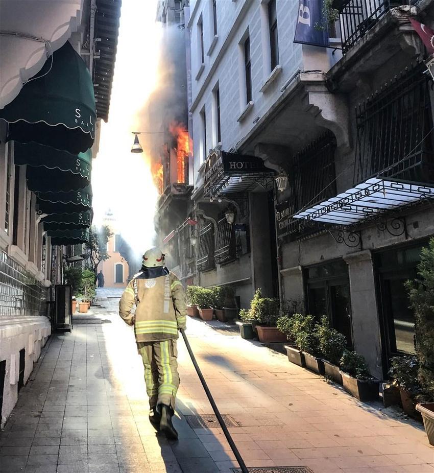 İstanbul'da büyük yangın! 4 kişi hayatını kaybetti