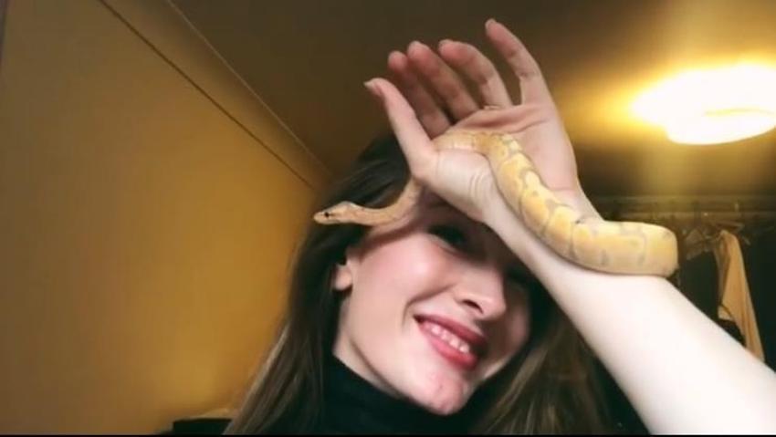 Yasemin Allen'ın 'yılanlı dansı'
