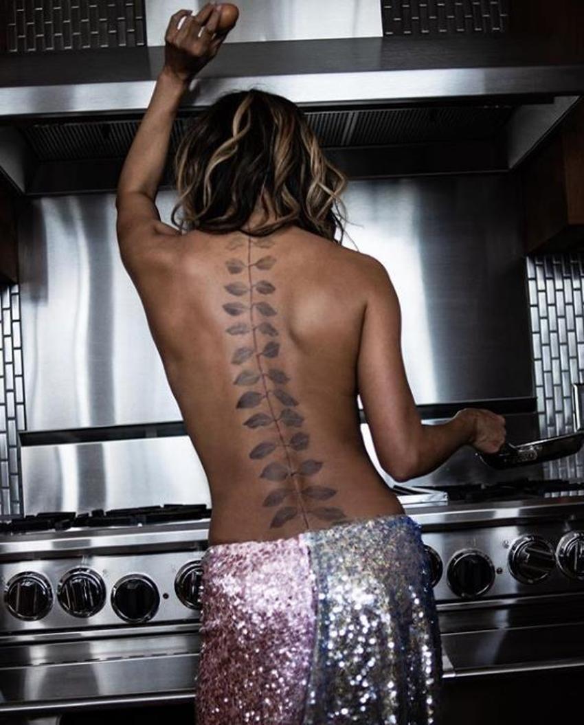 Halle Berry dövmesini göstermek için soyundu