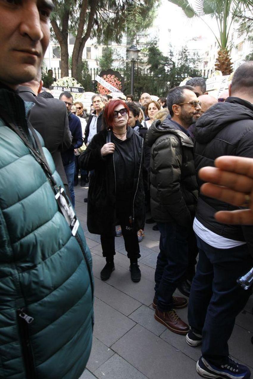Ünlüler Zafer Çika'nın cenazesine akın etti