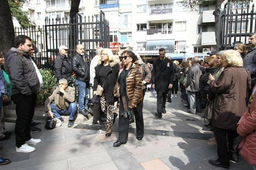 Ünlüler Zafer Çika'nın cenazesine akın etti