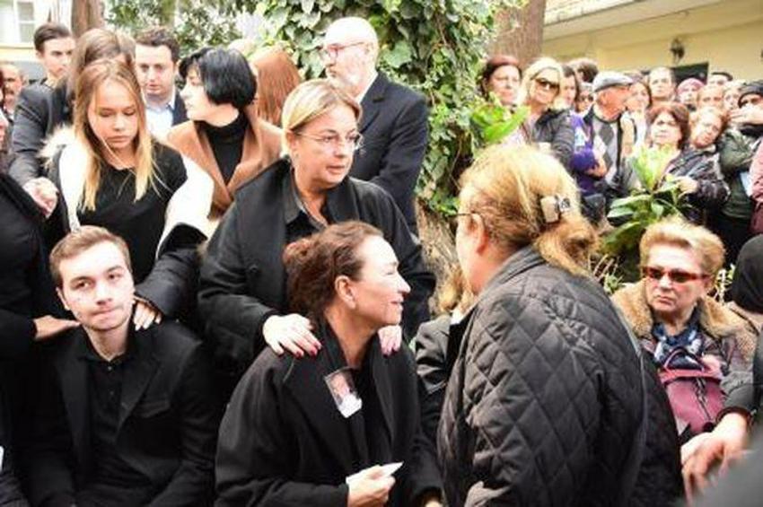 Ünlüler Zafer Çika'nın cenazesine akın etti