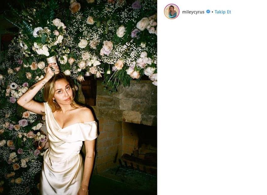 Miley Cyrus çırılçıplak güneşlendi!