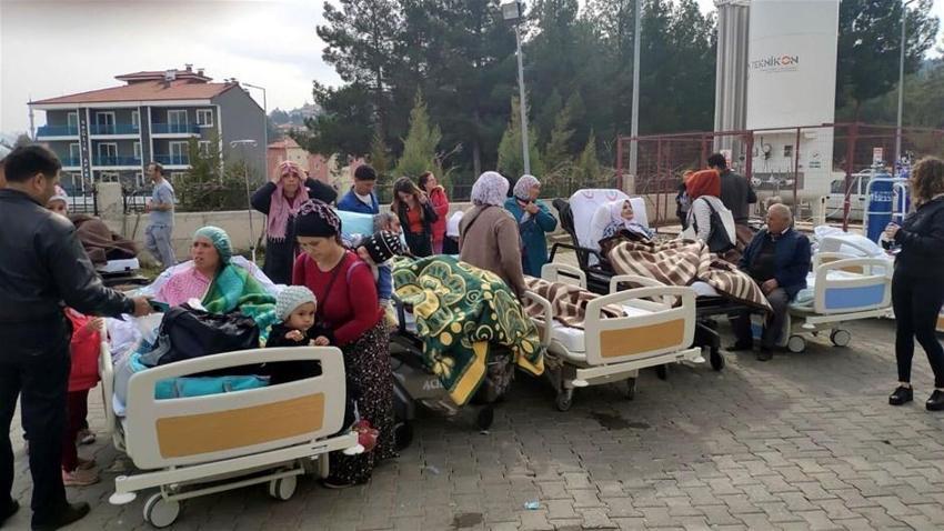Denizli'de şiddetli deprem! Art arda artçı sarsıntılar...