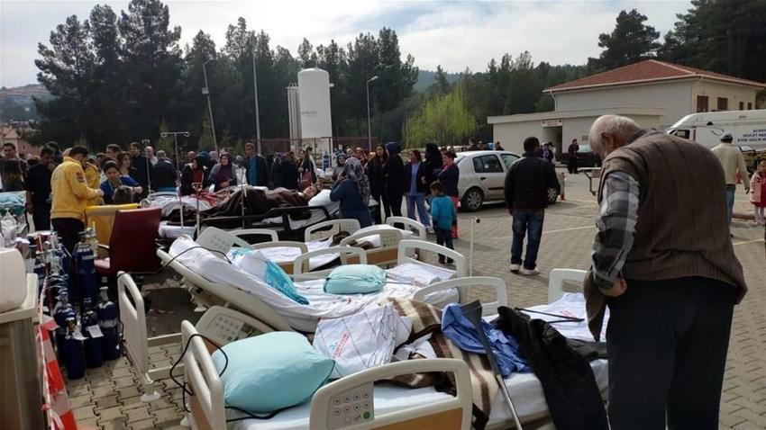 Denizli'de şiddetli deprem! Art arda artçı sarsıntılar...