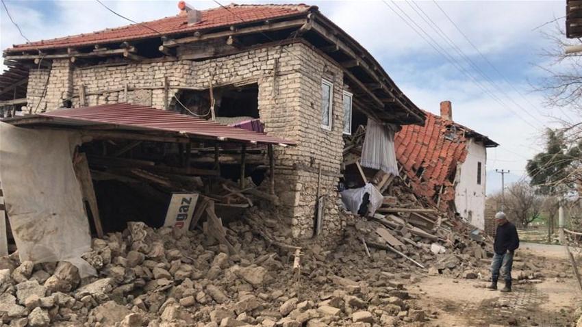 Denizli'de şiddetli deprem! Art arda artçı sarsıntılar...