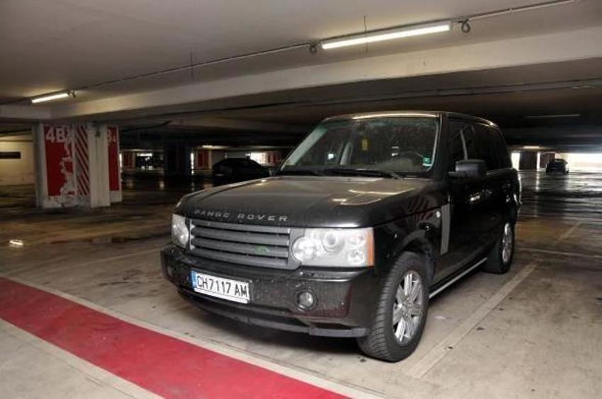 Arabalarını havalimanı otoparkına terk ettiler!