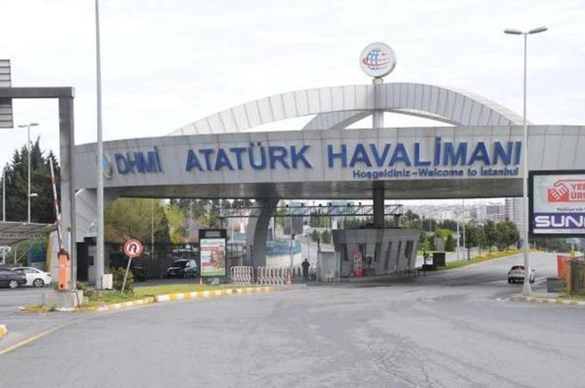 Arabalarını havalimanı otoparkına terk ettiler!