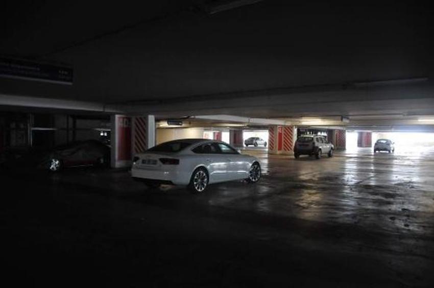 Arabalarını havalimanı otoparkına terk ettiler!