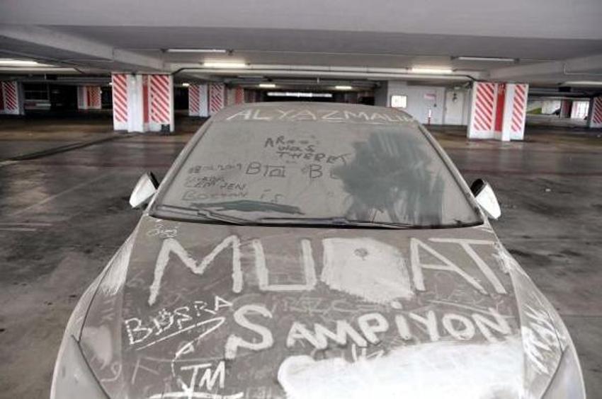 Arabalarını havalimanı otoparkına terk ettiler!