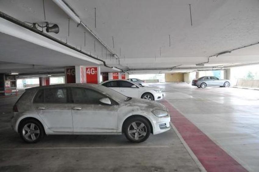 Arabalarını havalimanı otoparkına terk ettiler!