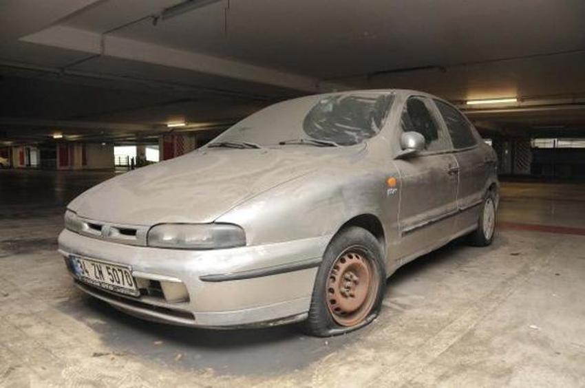 Arabalarını havalimanı otoparkına terk ettiler!
