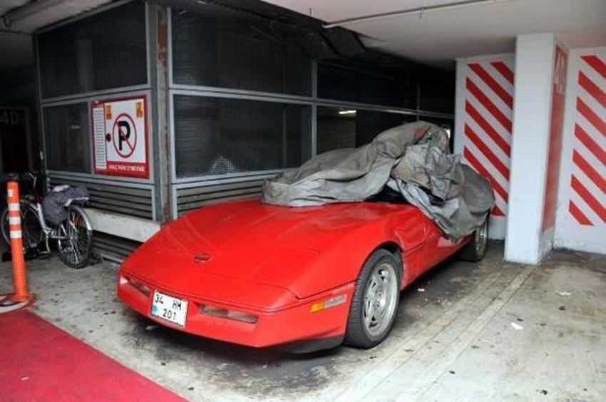 Arabalarını havalimanı otoparkına terk ettiler!
