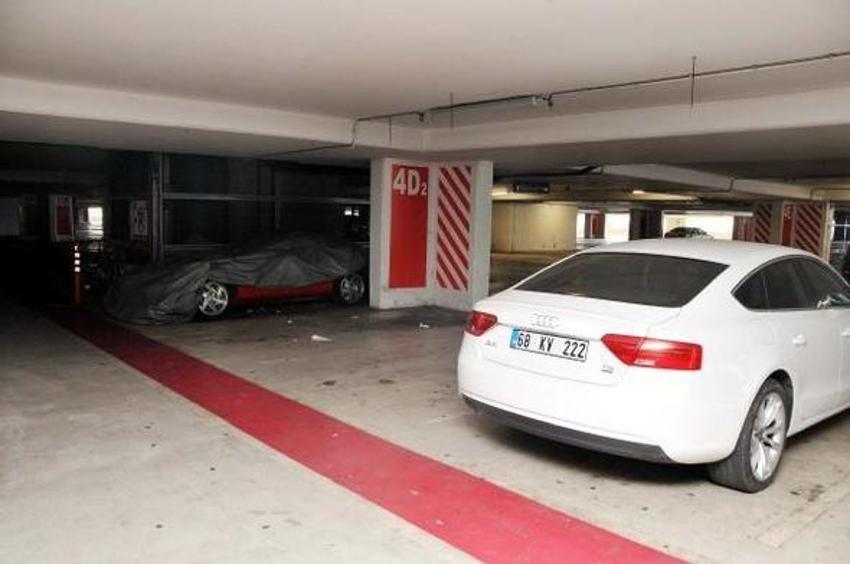 Arabalarını havalimanı otoparkına terk ettiler!