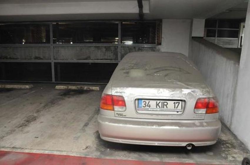Arabalarını havalimanı otoparkına terk ettiler!