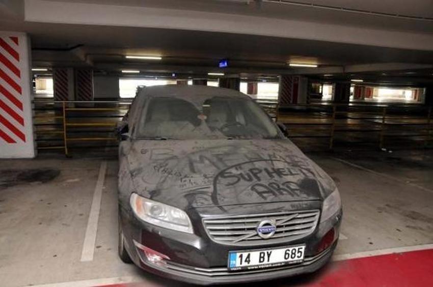 Arabalarını havalimanı otoparkına terk ettiler!