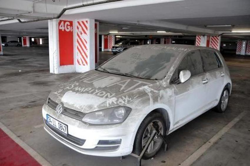 Arabalarını havalimanı otoparkına terk ettiler!