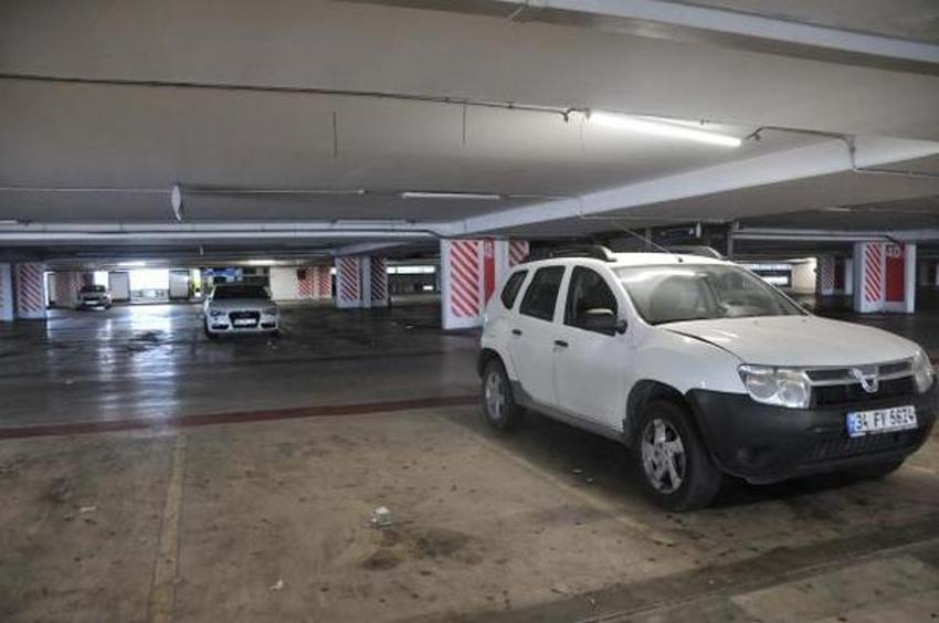 Arabalarını havalimanı otoparkına terk ettiler!