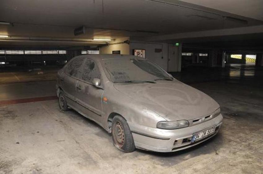 Arabalarını havalimanı otoparkına terk ettiler!