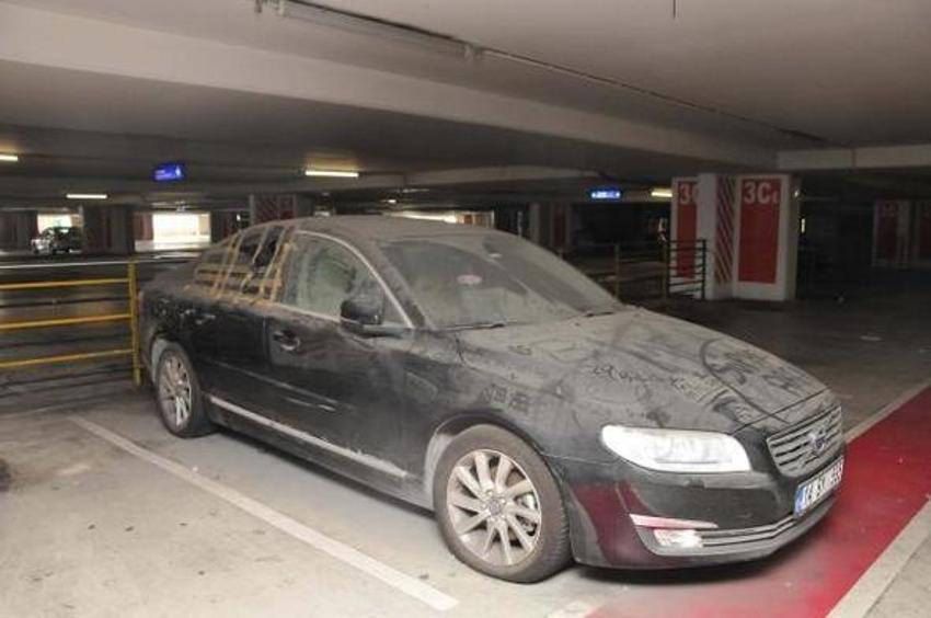 Arabalarını havalimanı otoparkına terk ettiler!