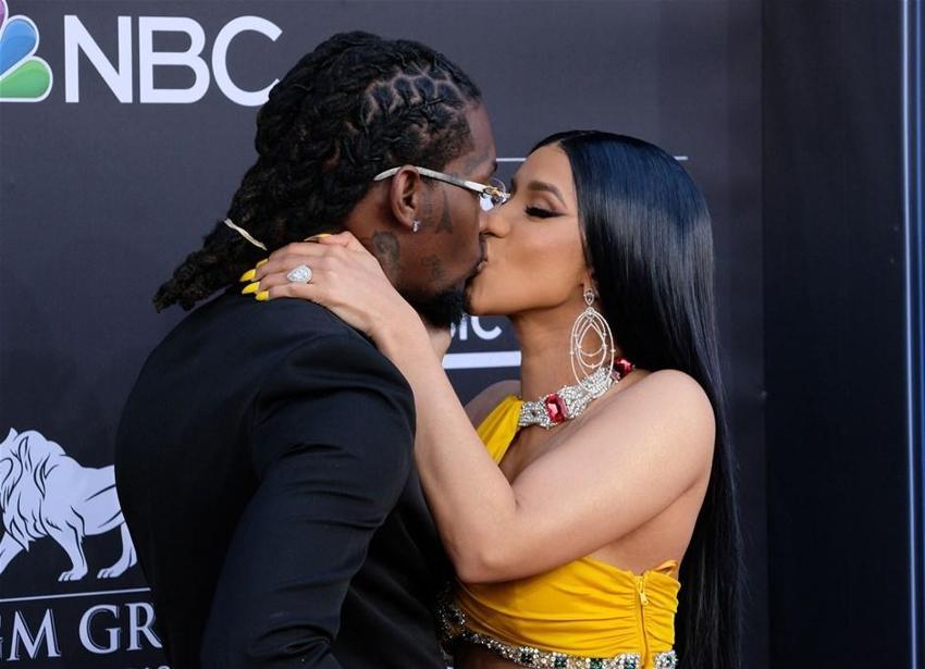Cardi B’nin çıplak fotoğraflarını Instagram yayından kaldırdı