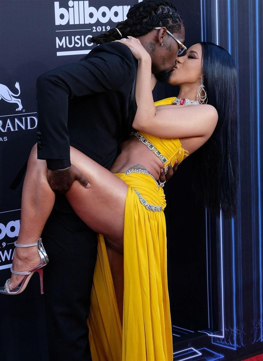 Cardi B’nin çıplak fotoğraflarını Instagram yayından kaldırdı