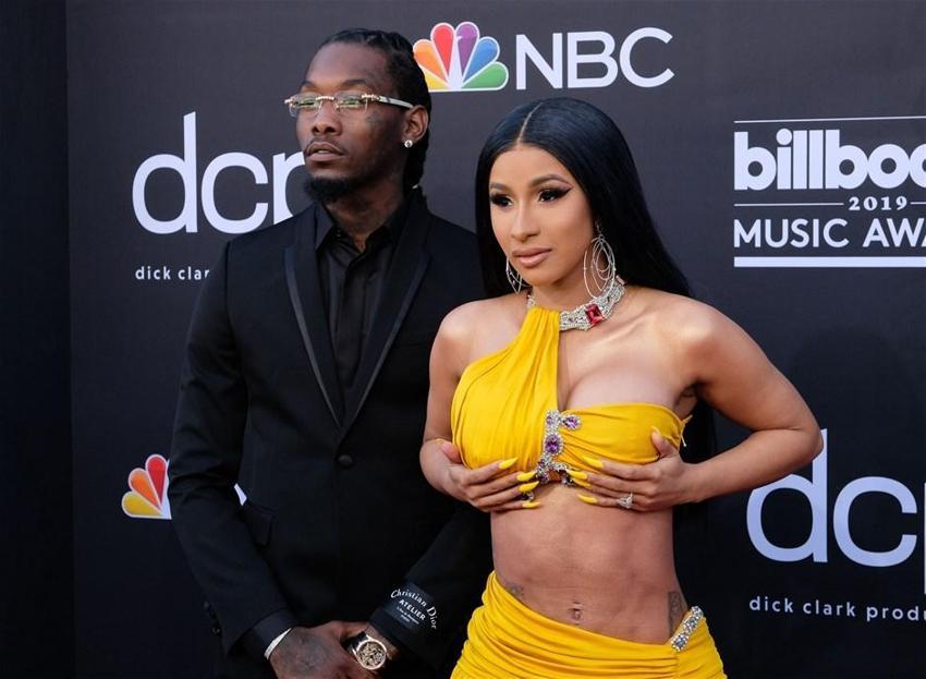 Cardi B’nin çıplak fotoğraflarını Instagram yayından kaldırdı