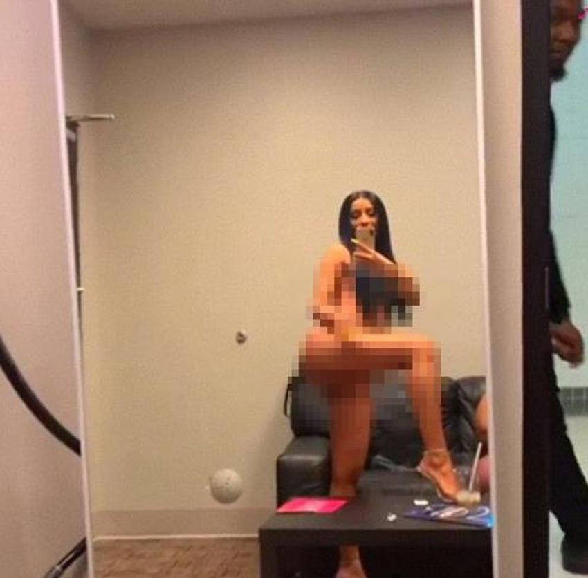 Cardi B’nin çıplak fotoğraflarını Instagram yayından kaldırdı