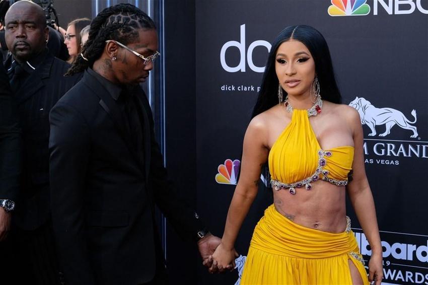 Cardi B’nin çıplak fotoğraflarını Instagram yayından kaldırdı